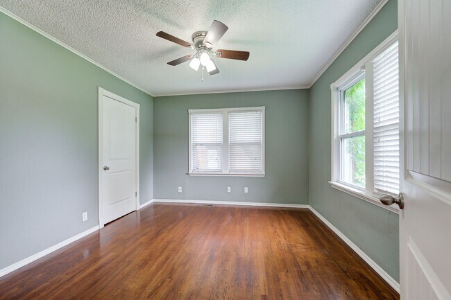 Building Photo - Super Cute Brick Home in Uptown OKC!