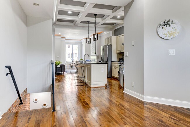 Building Photo - 3 Bed 2.5 Bath - Bloomingdale Condo - 1 Assigned Parking Space