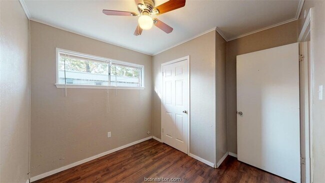 Building Photo - 204 Lynn Dr