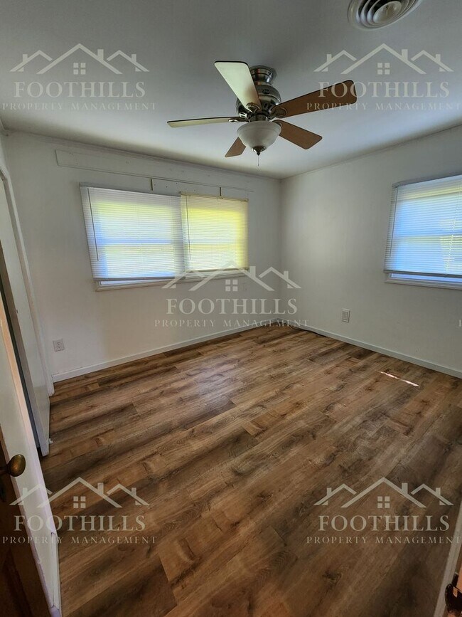 Building Photo - Charming Lake Cottage 2 Bedroom/2 Bath