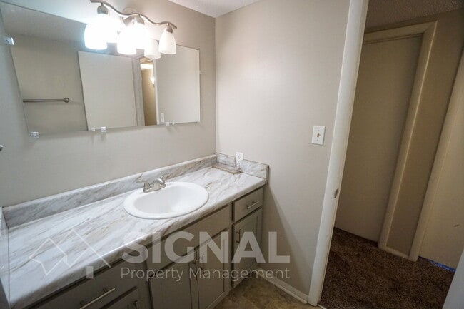 Building Photo - 616 Woodland Vlg