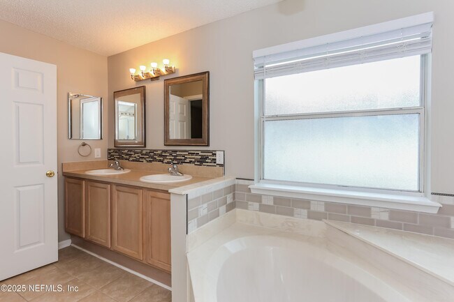 Building Photo - 86293 Fieldstone Dr