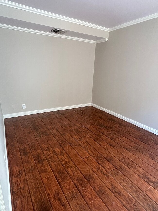 Building Photo - Spacious 2-bedroom with bonus room townhom...