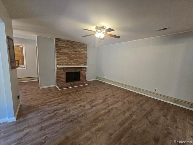 Building Photo - 2951 Hill Dr