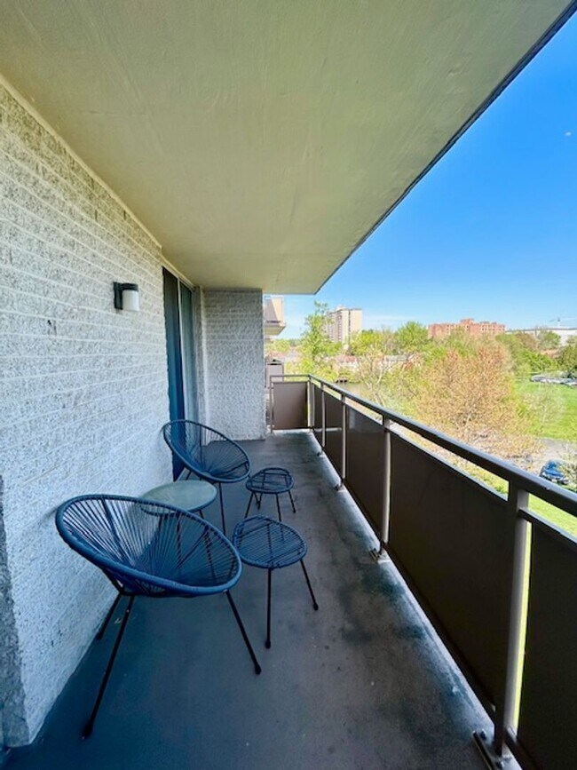 Building Photo - Convenient, beautiful, fully furnished and...