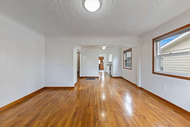 Building Photo - Charming Remodeled Duplex: Pet Friendly!