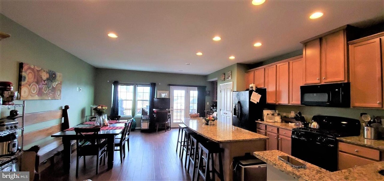 Huge Eat-In Kitchen - 3107 Alliance Ct