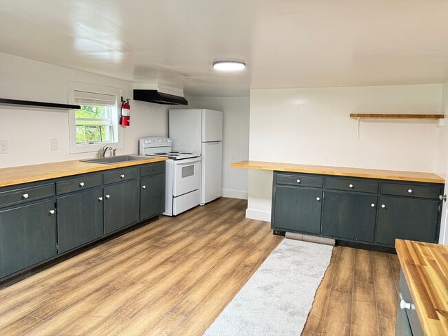 Building Photo - Newly Renovated 3 Bedroom 1.5 Bathroom Hom...