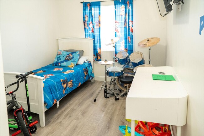 Building Photo - 2710 NW 5th St