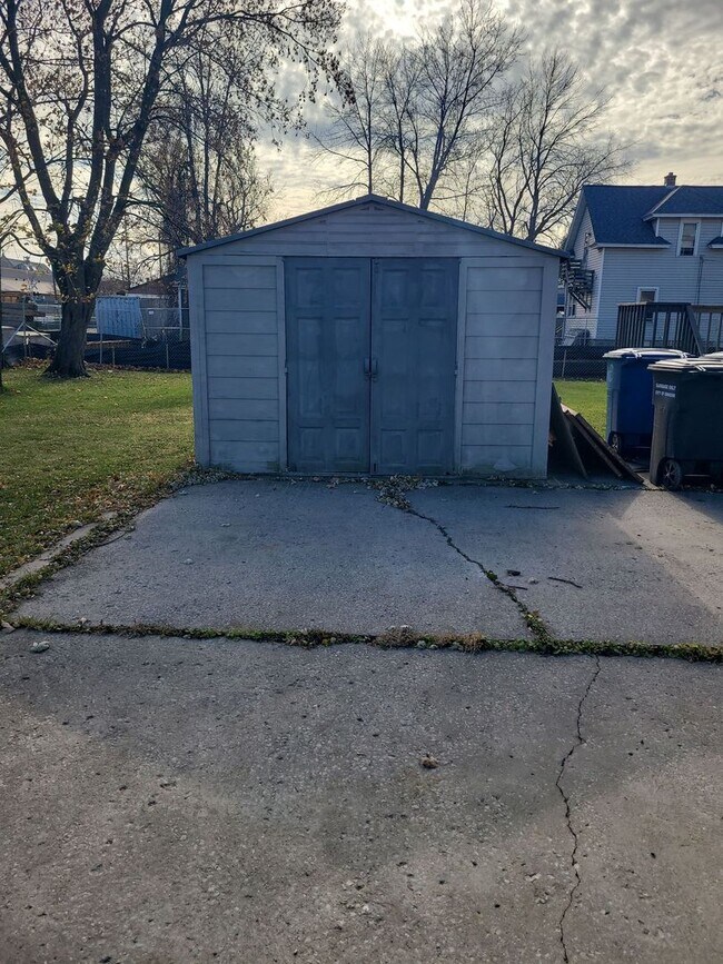 Building Photo - 622 Grand St