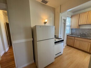 Building Photo - Large 1 Bedroom/1 Bath - Quiet Neighborhoo...