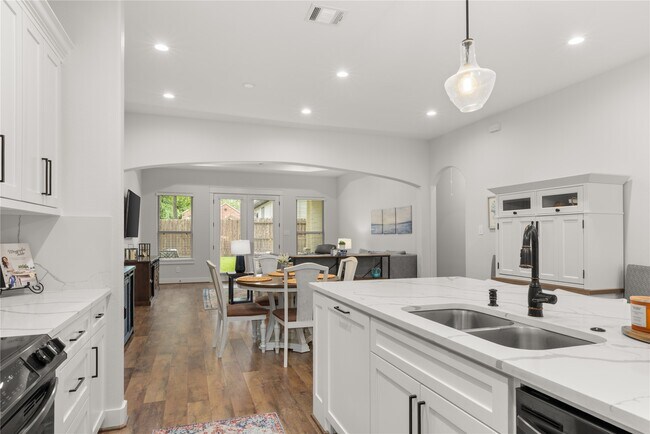 Building Photo - 3559 Pebble Beach Blvd