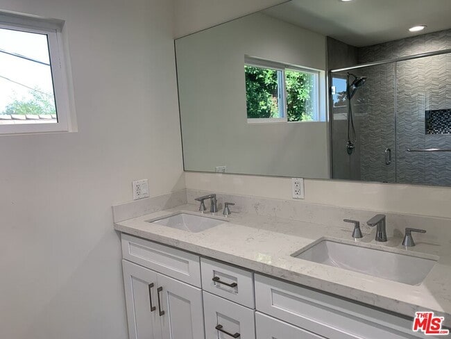 Building Photo - 1125 S Clark Dr