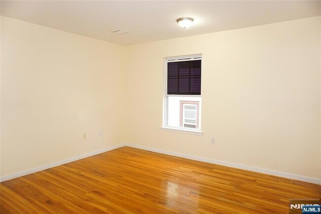 Building Photo - 492-494 Irvine Turner Boulevard Unit 3