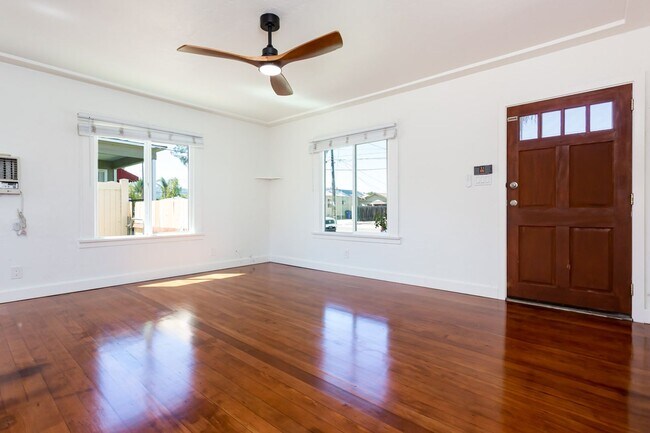 Building Photo - 303 S Sunshine Ave