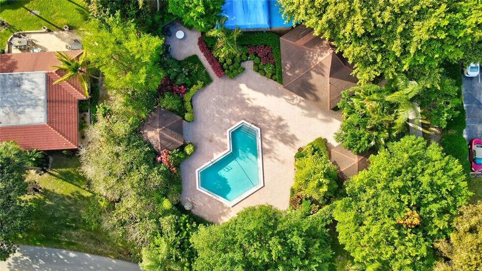 Building Photo - 2800 N Palm Aire Dr
