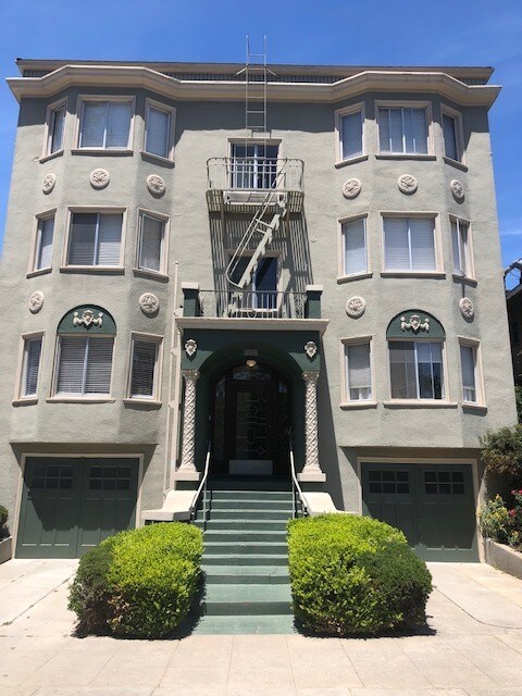 Building Photo - 3549 Lakeshore Ave