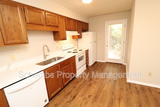 Building Photo - 3905 Lexington Dr