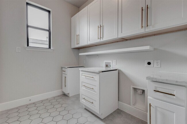 Building Photo - 30627 S Creek Way