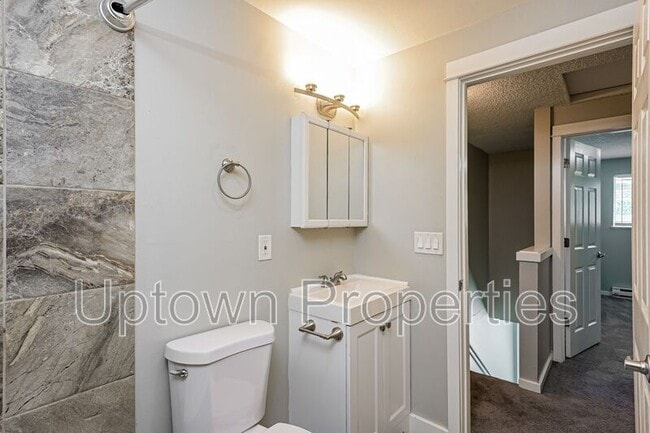 Building Photo - 5011 SW Beaverton Hillsdale Hwy