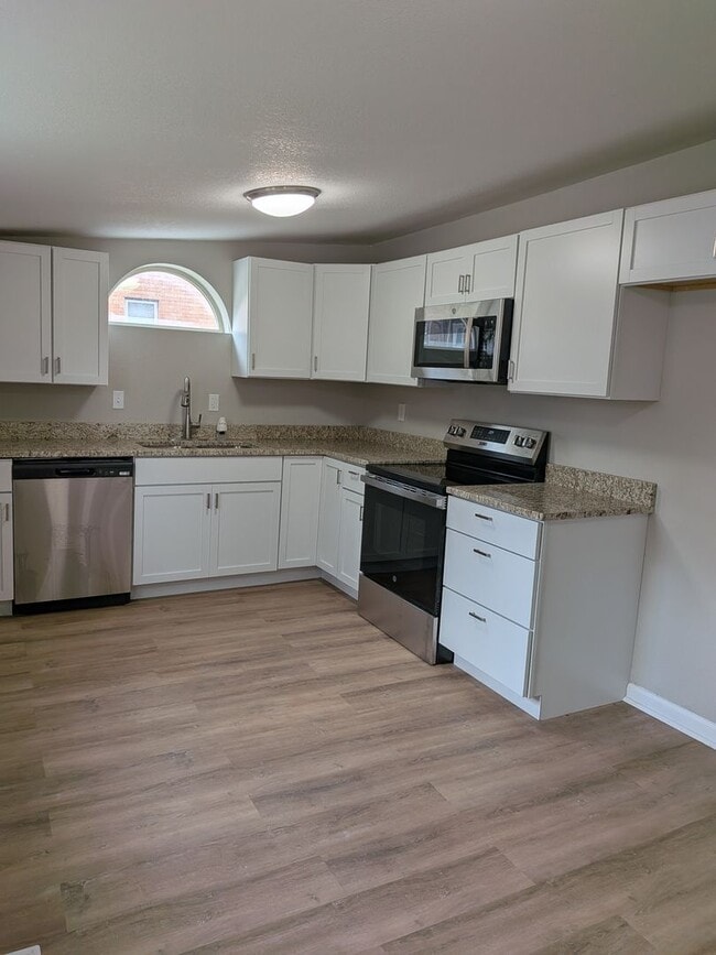 Building Photo - Cool 3 bed 2 bath House in Jeff City