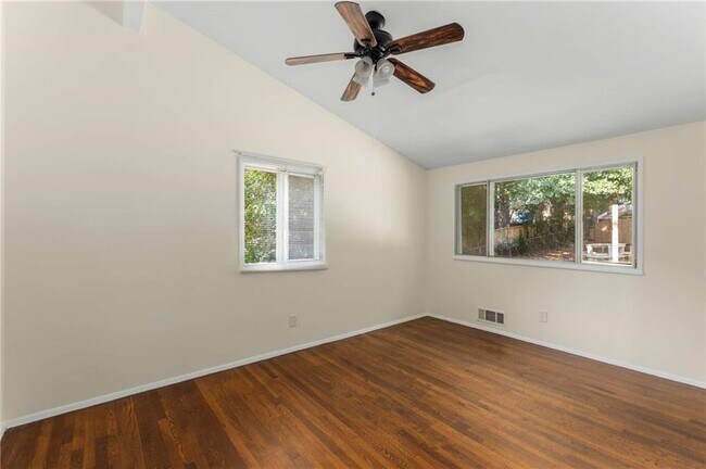 Building Photo - 2132 Fairway Cir NE