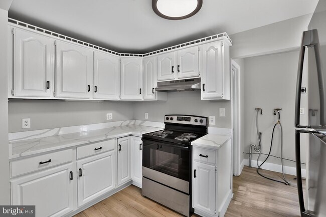 Building Photo - 1539 Reservoir Ave