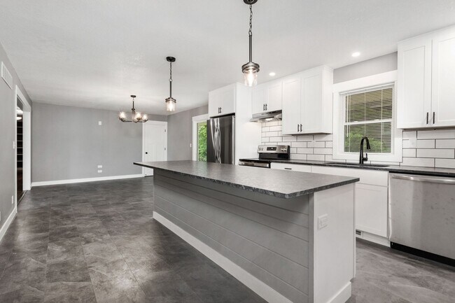 Building Photo - 1801 Elaine Dr