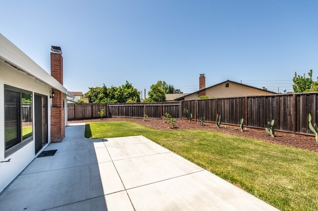 Building Photo - 3 bedroom, 2 bath home on a corner lot clo...