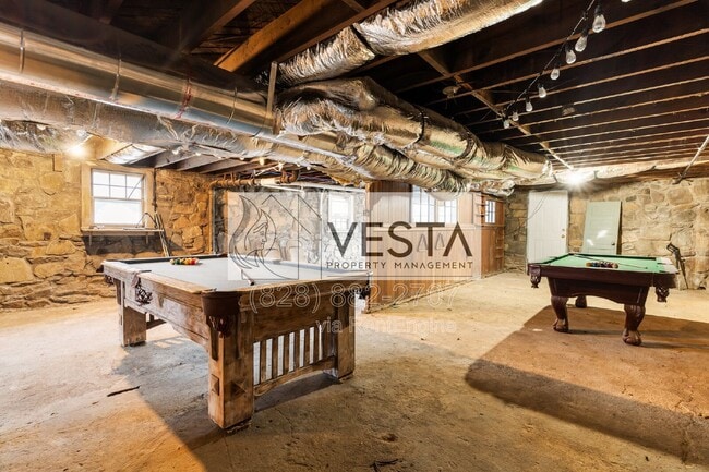 Building Photo - 68 Maple St