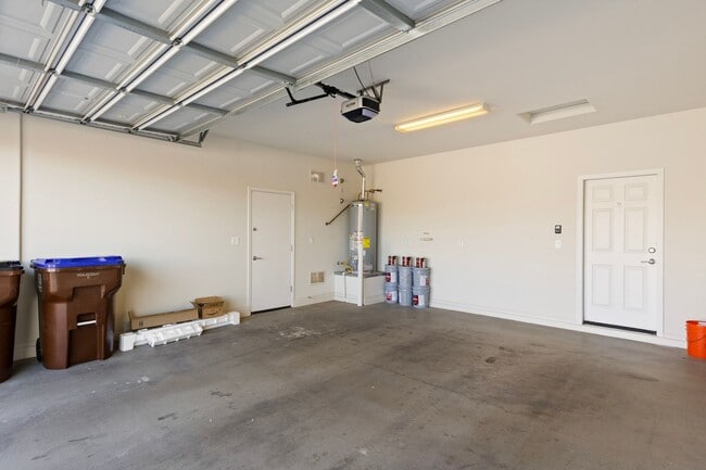 Building Photo - Stunning 2 bed 2 bath within walking distance to community center!