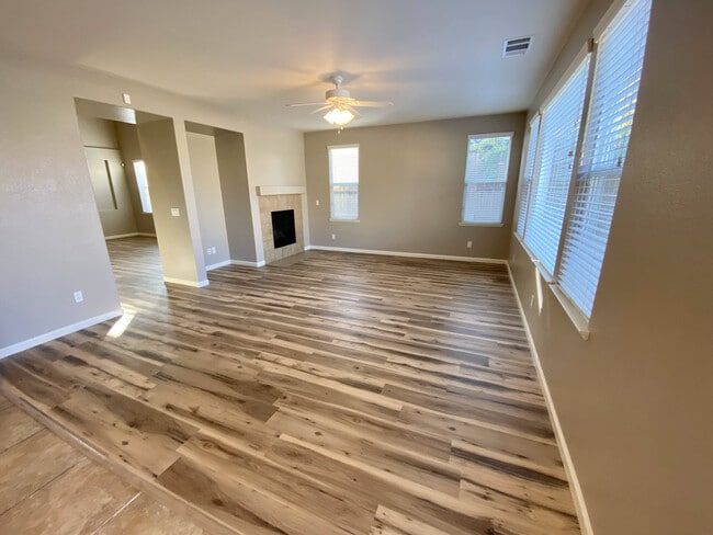 Building Photo - 1001 La Paloma St