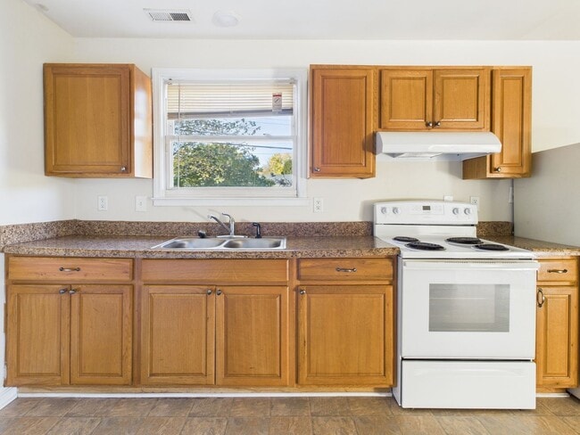 Building Photo - 2102 Brockway Ln