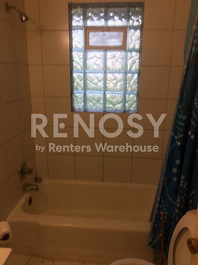 Building Photo - Wonderful 2BD / 1 BA DUPLEX  in Minneapolis Available 1/1/2024!