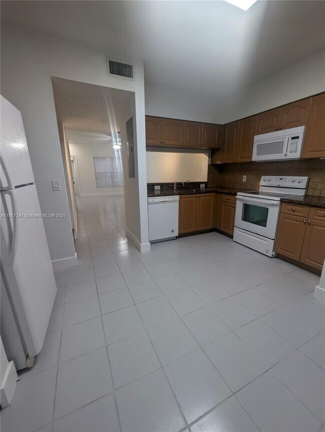 Building Photo - 16661 Hemingway Dr