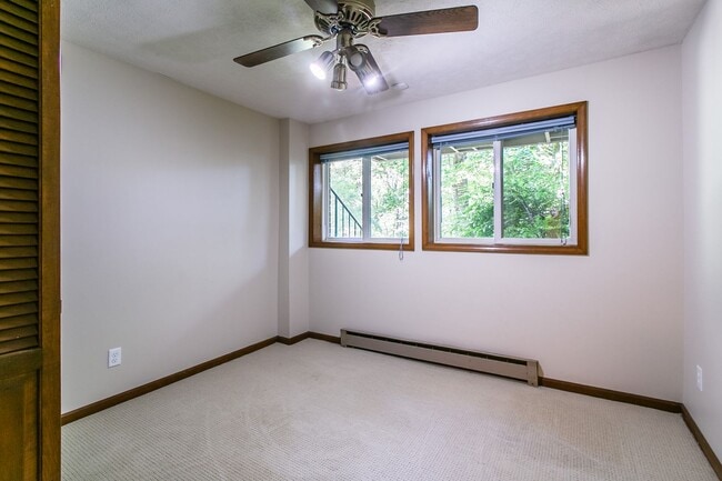 Building Photo - Light & Bright Home