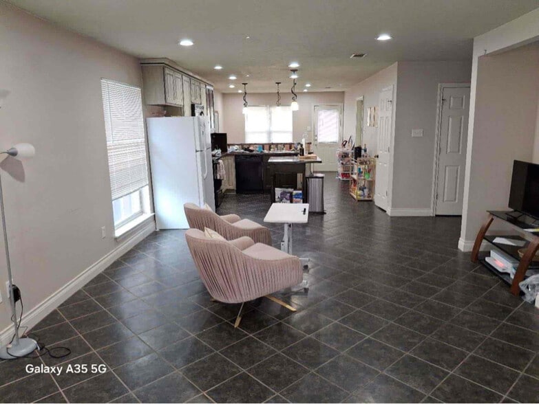 Building Photo - 129 Richards St