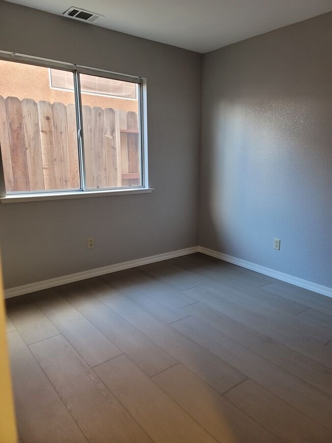 Building Photo - Oakdale Beauty