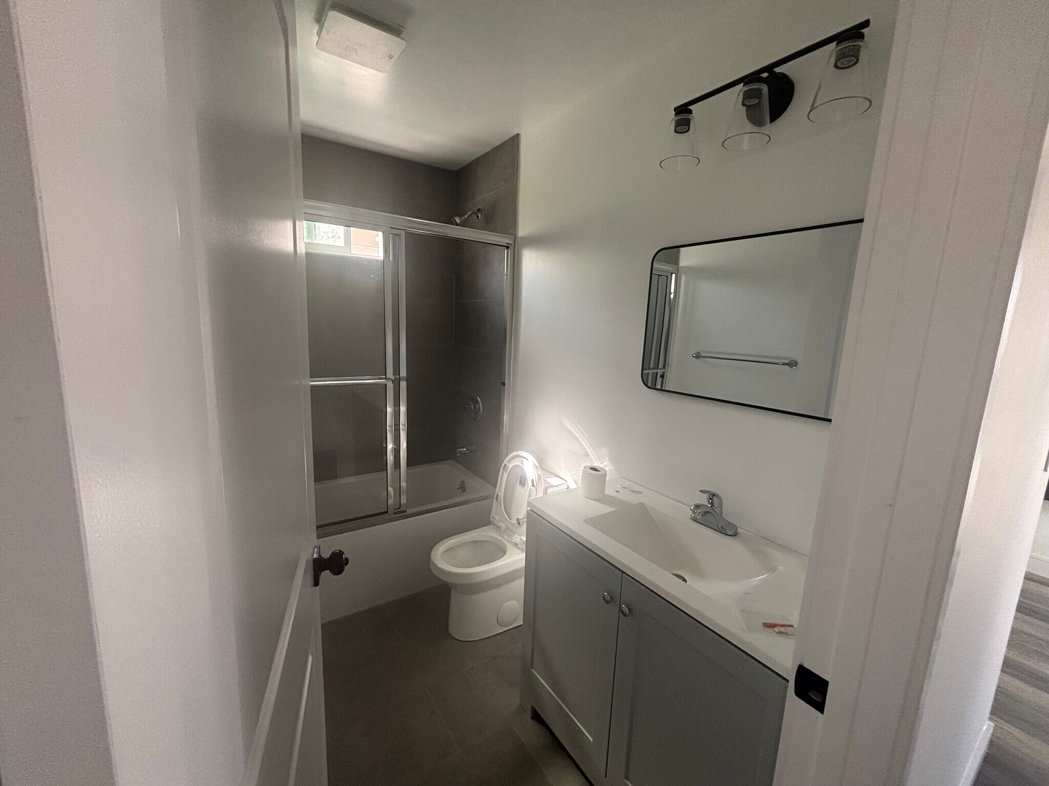 Building Photo - 3006 S Palm Grove Ave