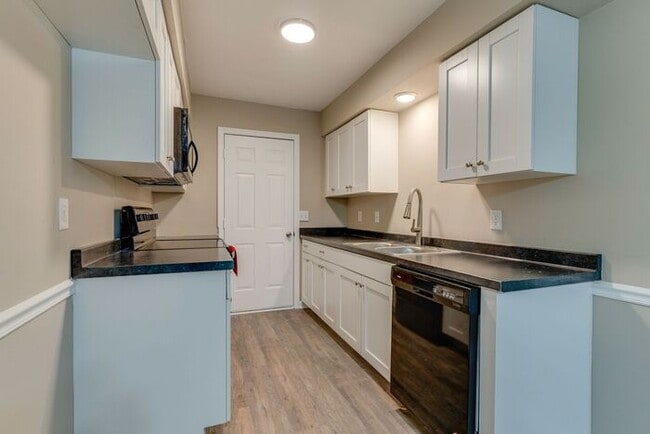 Building Photo - Beautiful Renovated Duplex in Madison