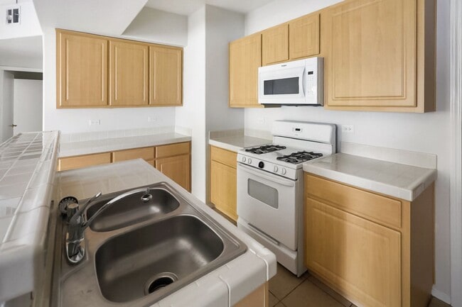 Building Photo - Great 2 Bed, 2 Bath First Story Condo In Northwest Vegas