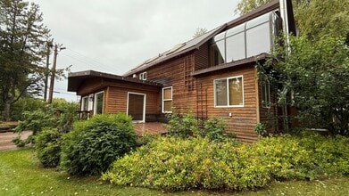 Building Photo - 3 Bed, 2.5 Bath - Beautifully Updated Down...