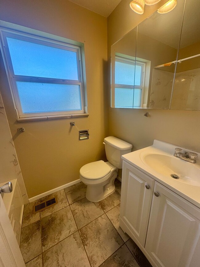 Building Photo - 4 Bedroom Split-Level in Widefield