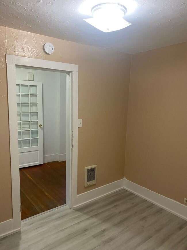 Building Photo - Recently updated - 4 Bedroom, 1 bath home ...