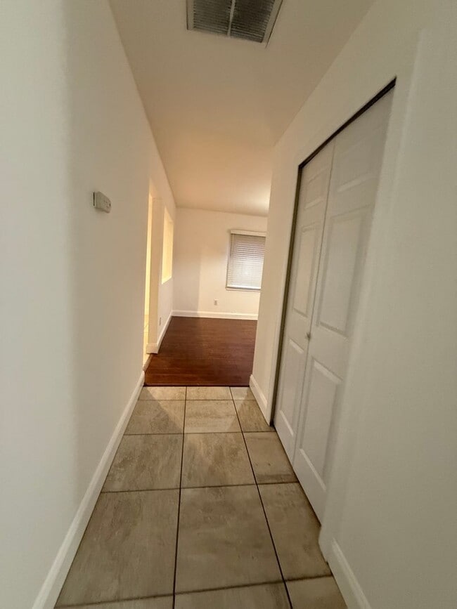 Building Photo - 25 Pembrook Ln