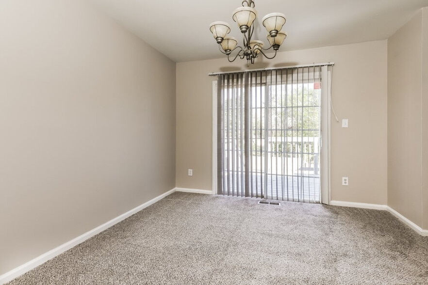 Building Photo - 6396 Thornhedge Dr