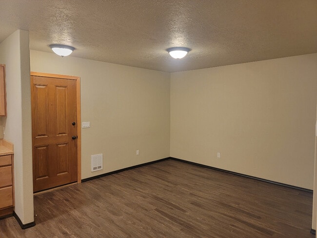 Building Photo - 502 SW Evergreen Ave