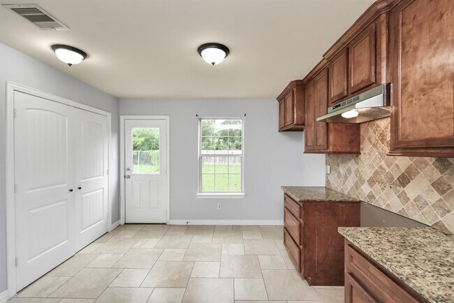 Building Photo - 10022 Raymondville Rd