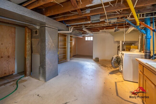 Building Photo - 2407 NE Skidmore St