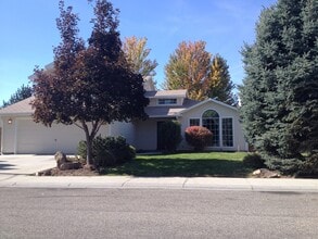 Building Photo - 4 bedroom 3 bath PLUS RV parking and great fenced yard.